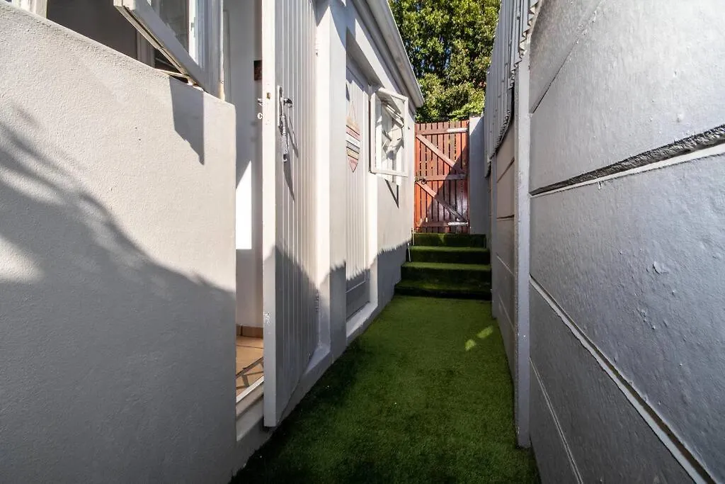 Hq Warm And Cosy 1 Bedroom Unit In Sea Point Cape Town 0*,  South Africa